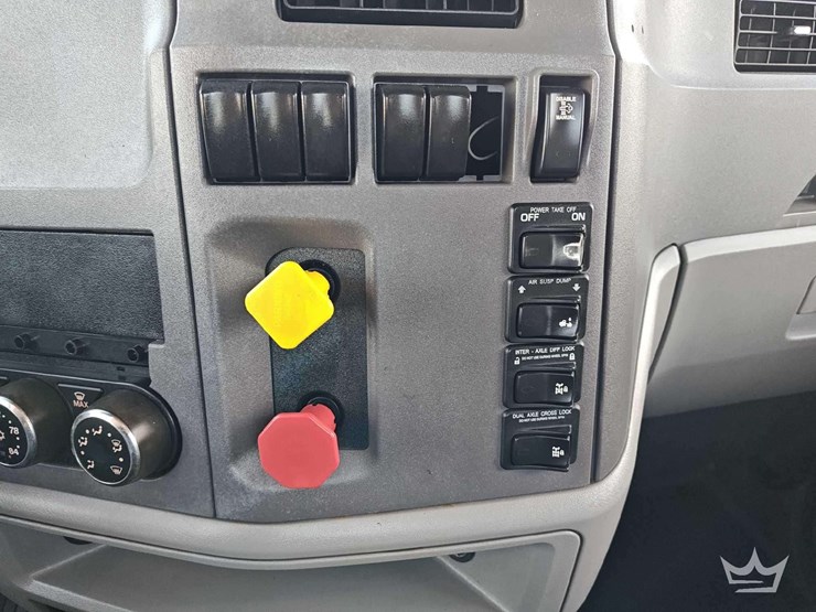 2015-peterbilt-567-image-30