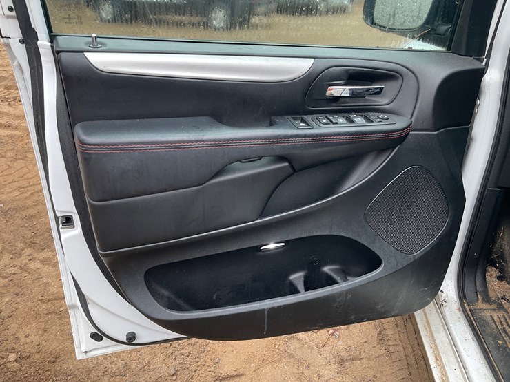 2017-dodge-grand-caravan-gt-image-36