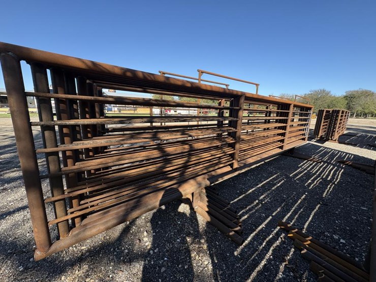 #44-•-freestanding-panels-24'-w/-12'-gate-image-3