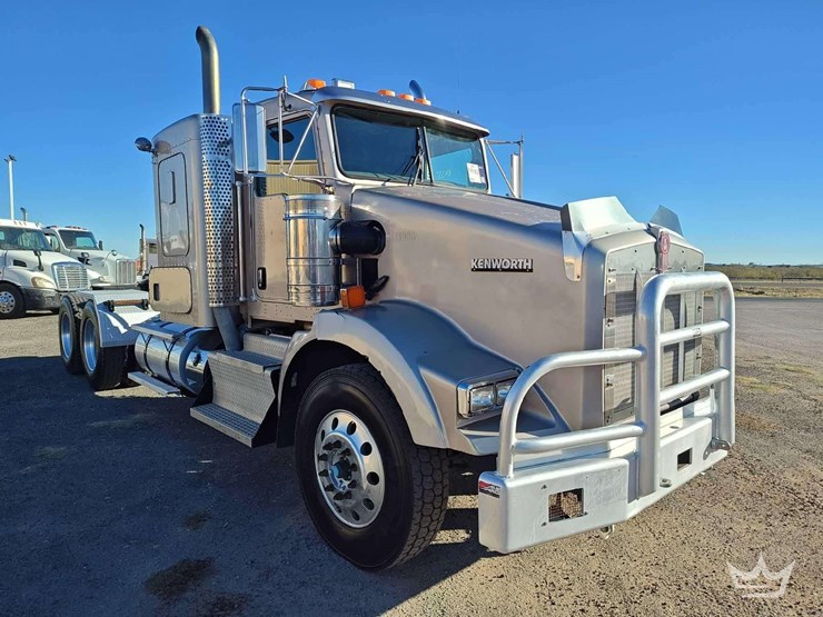 2011-kenworth-t800-image-2