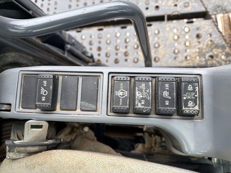 2017-deere-470g-lc-image-31