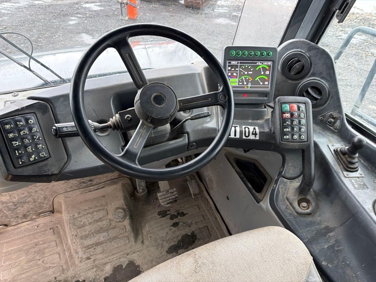 2020-deere-260e-image-17