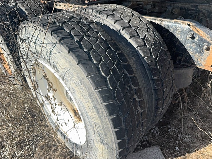 1994-volvo-white-semi-tractor-w/-sleeper,-detroit-diesel,-365hp,-10-speed,-miles-unknown,-*4v1wdbrh1rn679717*-not-running,-no-title-image-8