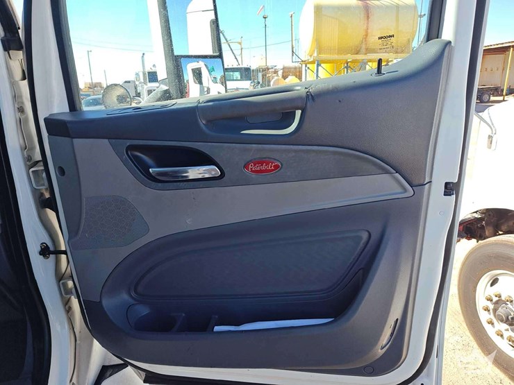 2015-peterbilt-389-image-26