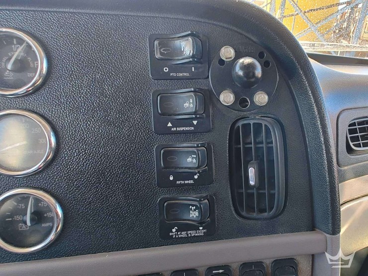 2015-peterbilt-389-image-16