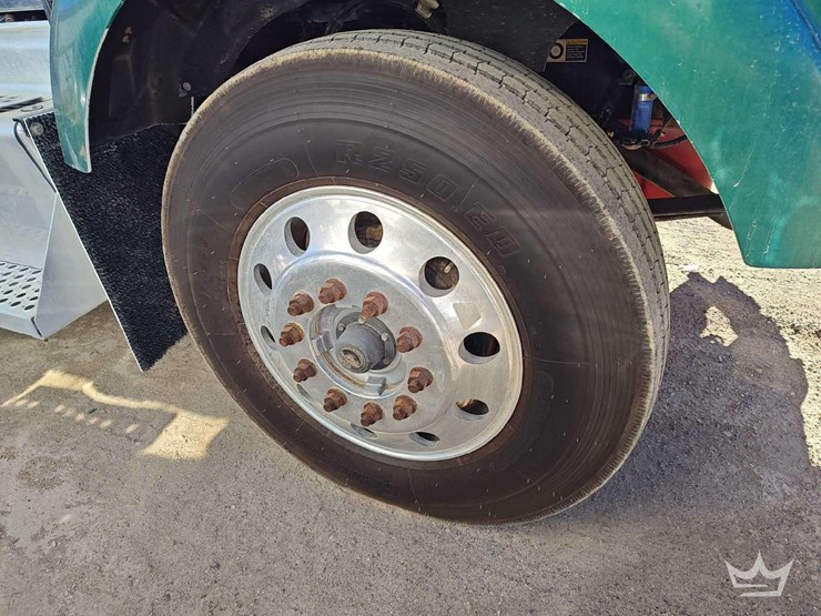 2015-peterbilt-567-image-44