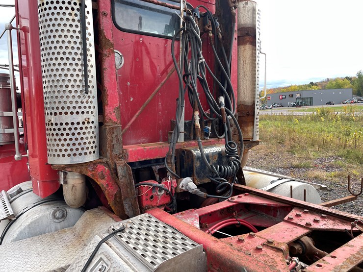 #208-•-2004-kenworth-semi-tractor-truck-(has-mi-title)-(greenland,-mi)-image-8