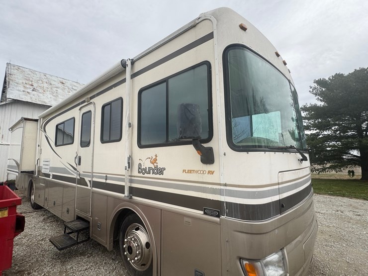 2001-fleetwood-bounder-motorhome,-cummins-isb300-turbo-diesel,-allison-automatic,-air-brakes,-2-slides,-2-awnings,-class-a,-*4uzaahbv41cj04205*-image-1