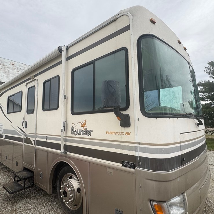 2001 FLEETWOOD Bounder Motorhome, Cummins ISB300 Turbo Diesel, Allison Automatic, air brakes, 2 slides, 2 awnings, Class A, *4UZAAHBV41CJ04205*