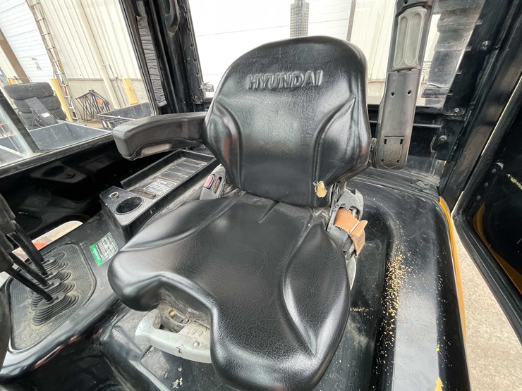 #1395-•-hyundai-10,000lb-pneumatic-diesel-forklift-(04)-image-24
