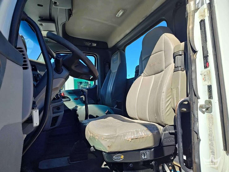 2015-peterbilt-389-image-32