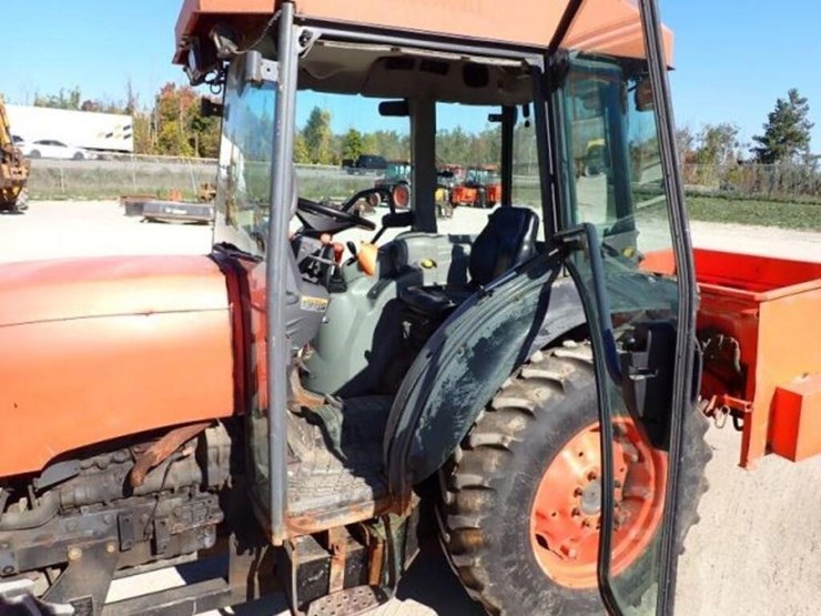 2011-kubota-m7040d-image-18