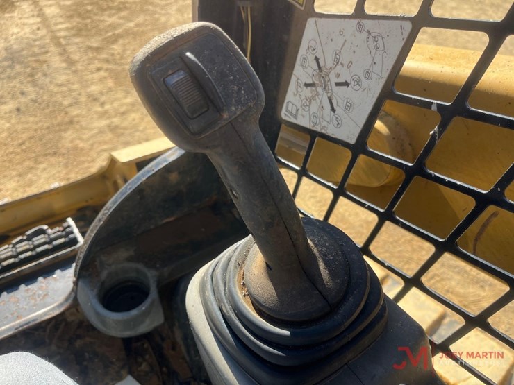 2015-caterpillar-259d-image-17