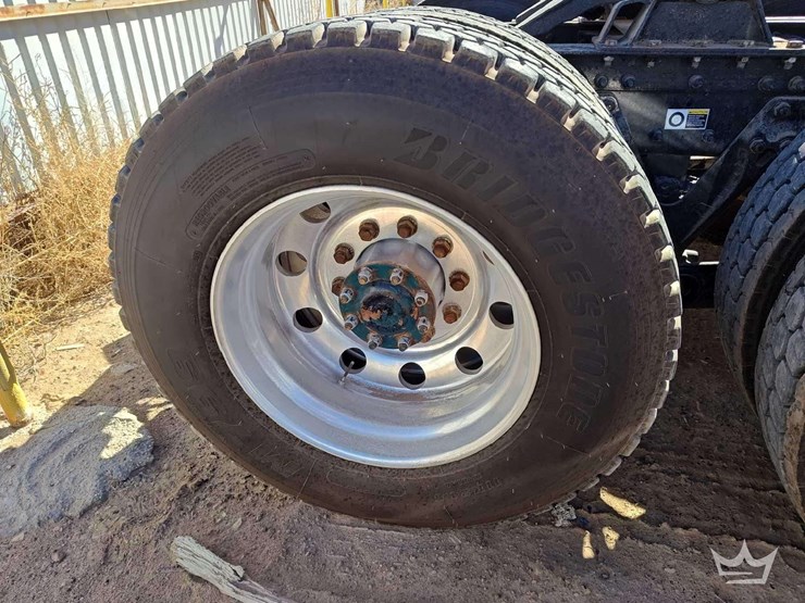 2015-peterbilt-567-image-43