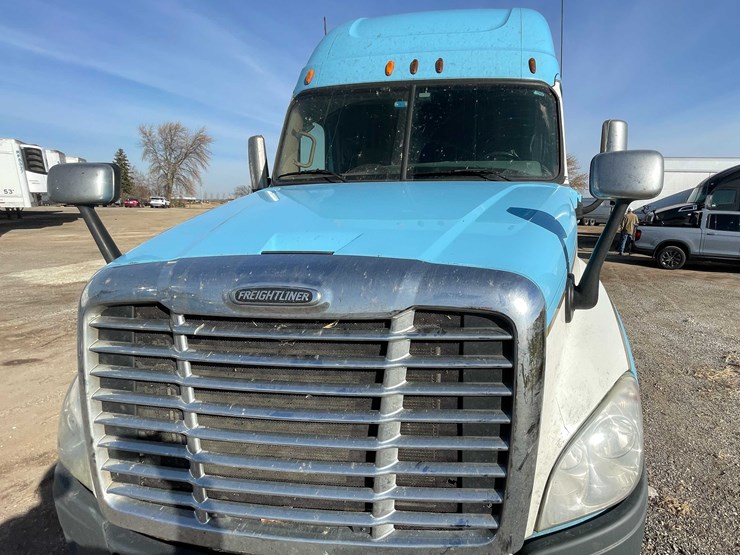 #206-•-2012-freightliner-cascadia-semi-tractor-(title-in-delay)-(denmark,-wi)-image-14
