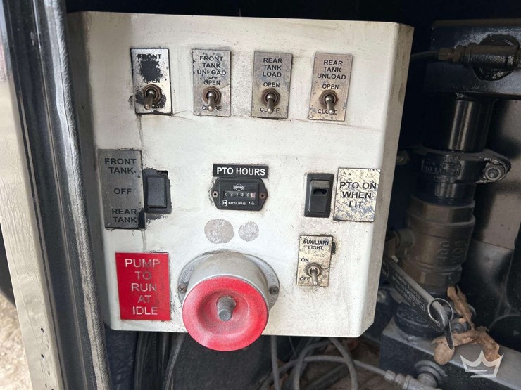 2013-peterbilt-348-image-21