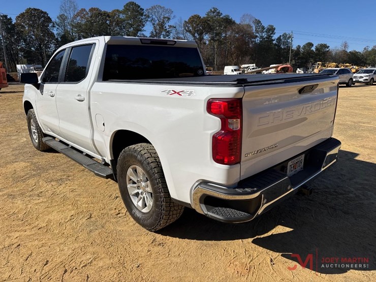 2022-chevrolet-silverado-1500-lt-image-4