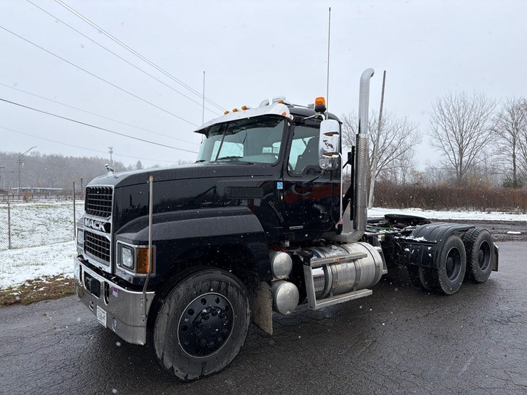 2024-mack-pi64t-pinnacle-truck-tractor-vn:1m1pn4gy4rm014914-image-2
