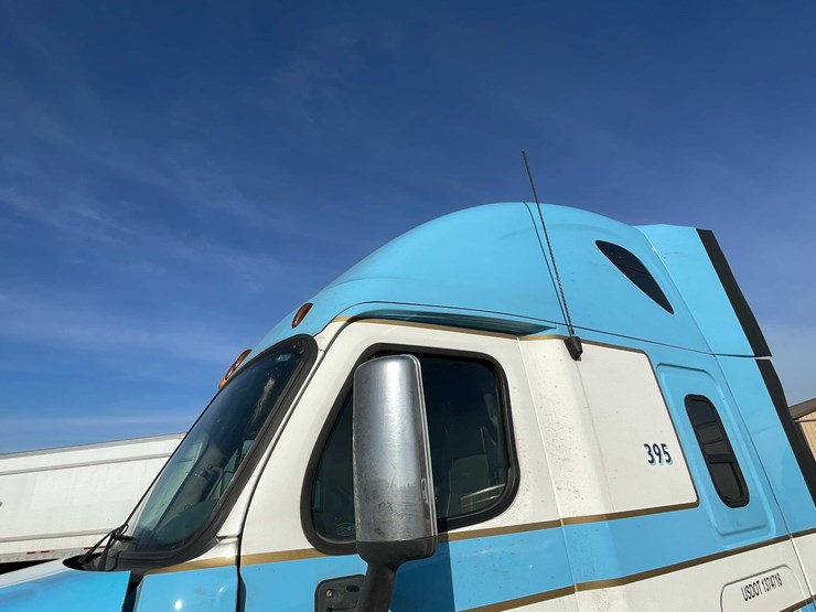 #206-•-2012-freightliner-cascadia-semi-tractor-(title-in-delay)-(denmark,-wi)-image-18