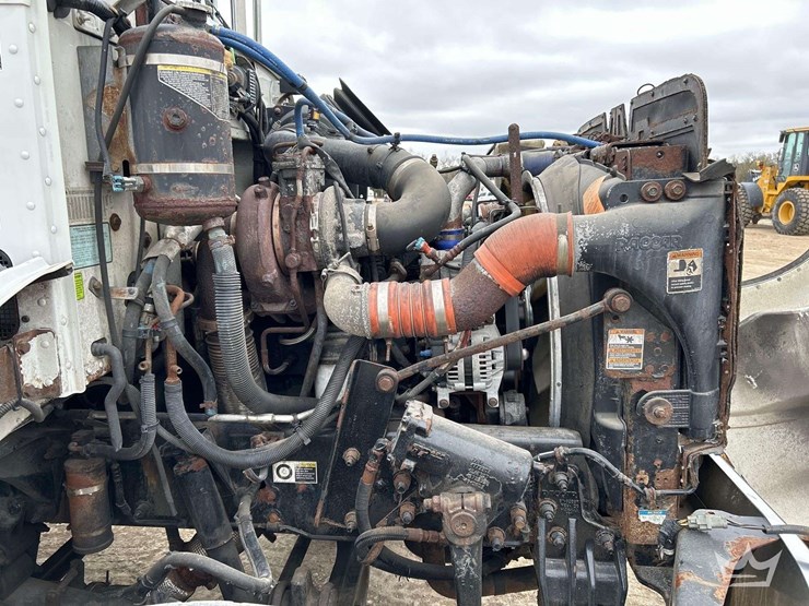 2013-peterbilt-348-image-10