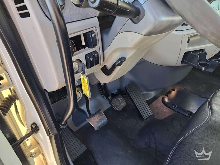 2015-peterbilt-567-image-25