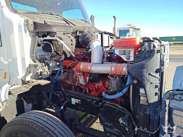 2015-peterbilt-567-image-24