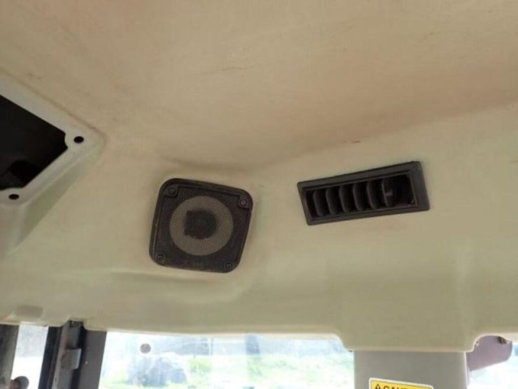 2008-kubota-m7040d-image-24