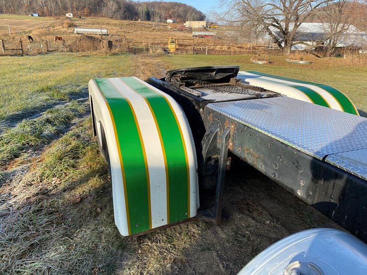 #1010-•-1984-peterbilt-sleeper-cab-semi-(has-wi-title)-(colfax,-wi)-image-34