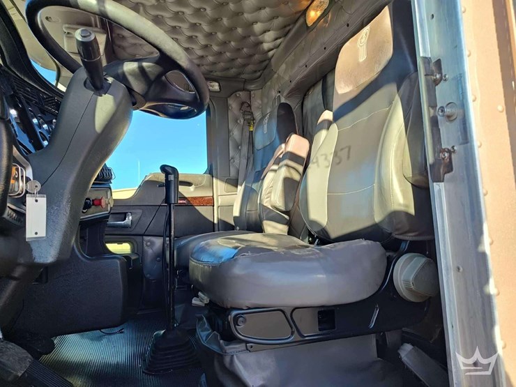 2011-kenworth-t800-image-40