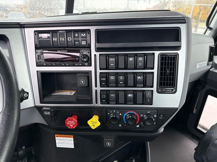 2024-mack-pi64t-pinnacle-truck-tractor-vn:1m1pn4gy4rm014914-image-35