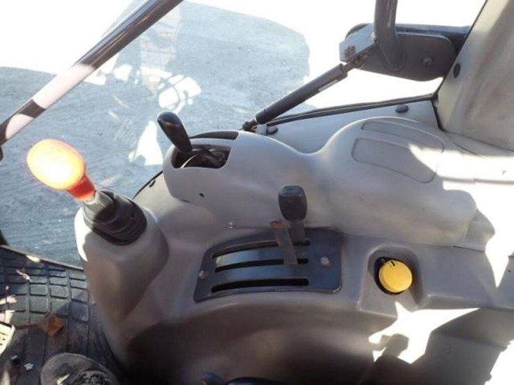 2011-kubota-m7040d-image-23