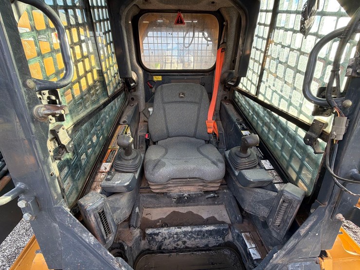 2021-deere-333g-image-16