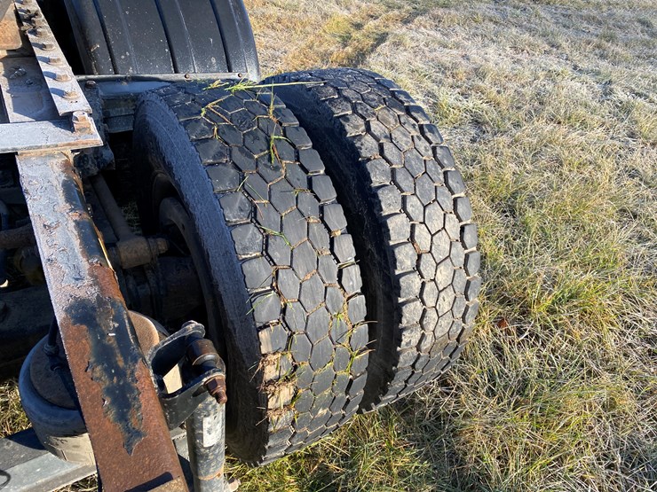 #1012-•-2013-peterbilt-tandem-axle-day-cab-semi-(has-wi-title)-(colfax,-wi)-image-26
