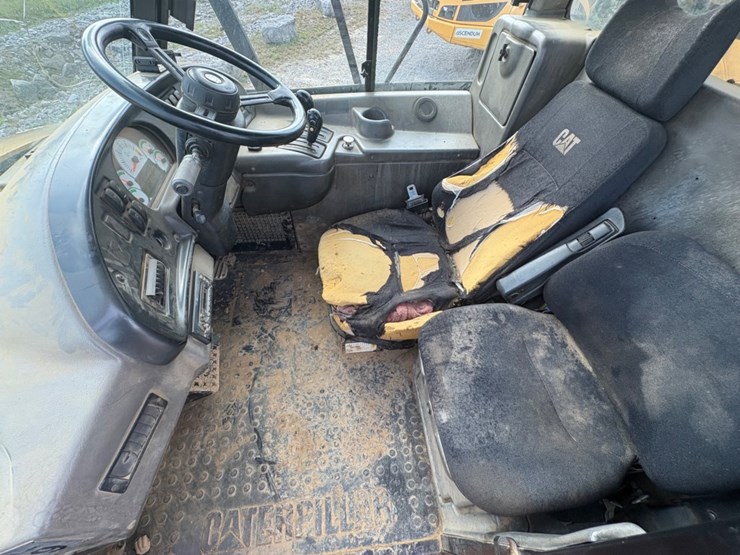 2011-caterpillar-740-image-15