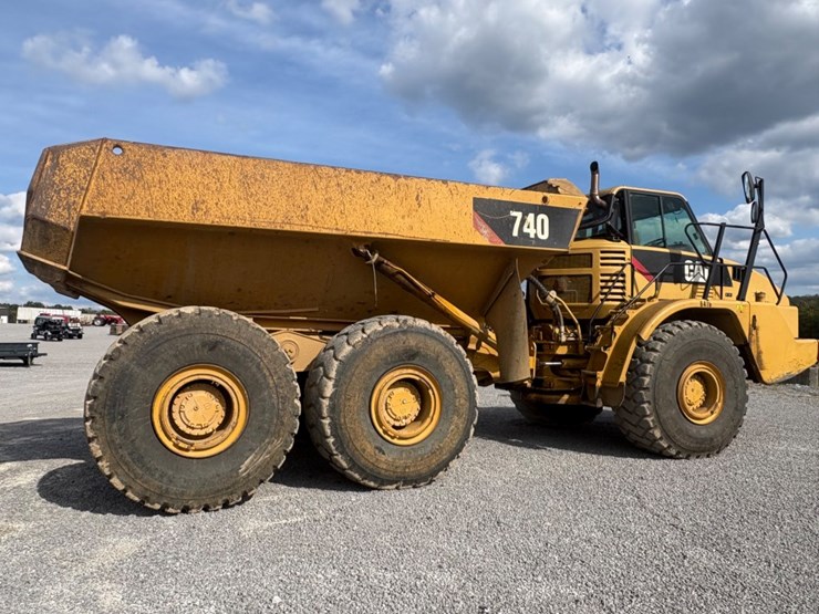 2011-caterpillar-740-image-4