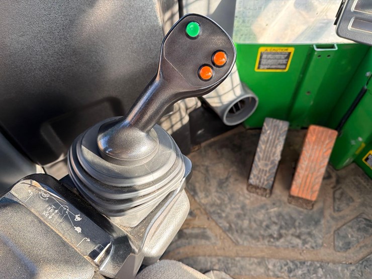 2016-deere-648l-image-11