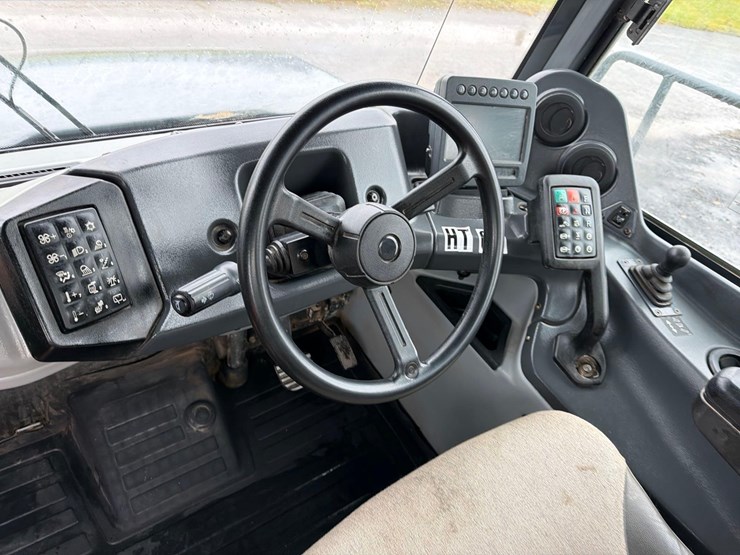 2020-deere-260e-image-25