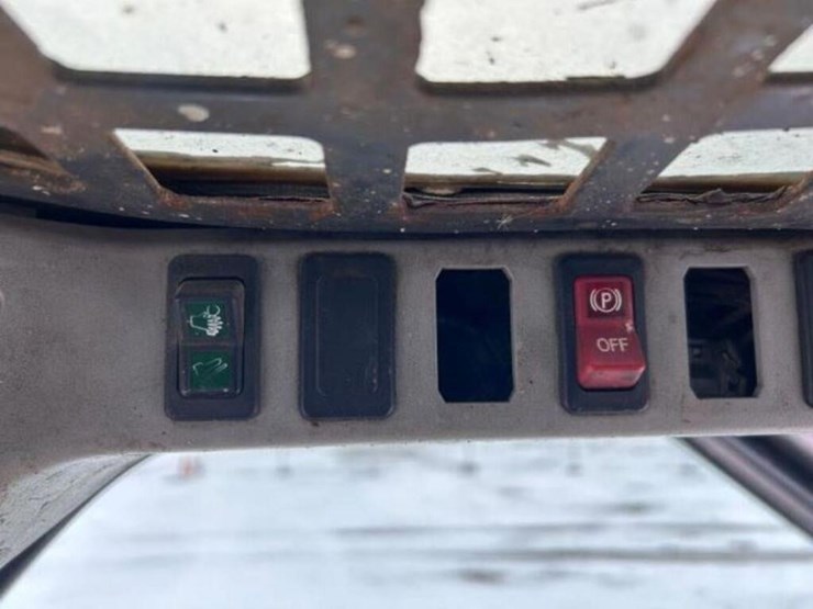 2010-bobcat-s300-image-10