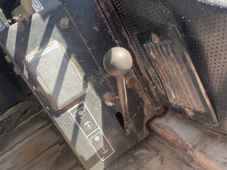 massey-ferguson-2705-image-48