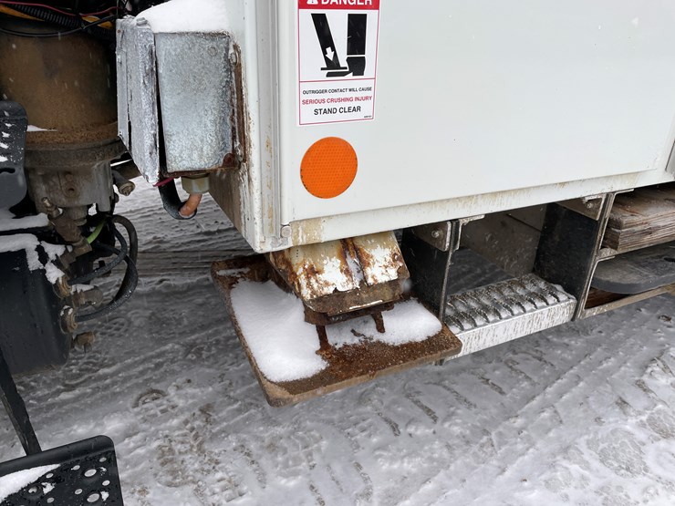 #236-•-2015-international-bucket-truck-(has-wi-title)(mosinee,-wi)-image-16