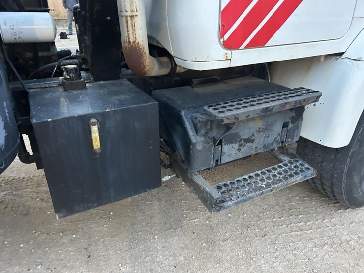 #1432-•-1992-volvo-(white-gmc)-vac-truck-image-30