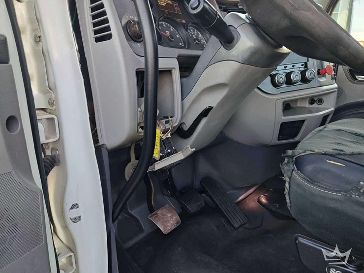 2015-peterbilt-567-image-22