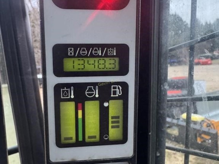 2014-new-holland-l220-image-13