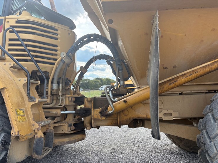 2011-caterpillar-740-image-11