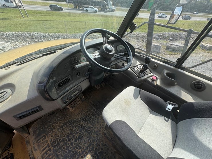 2011-caterpillar-740-image-19