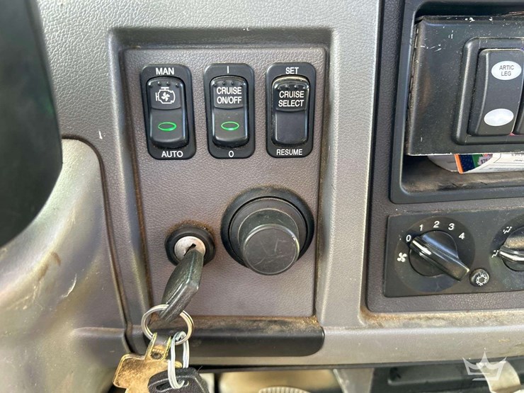 2015-peterbilt-348-image-15