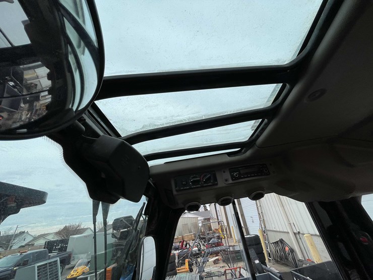 #1395-•-hyundai-10,000lb-pneumatic-diesel-forklift-(04)-image-26