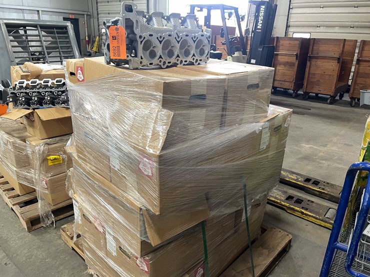 #8692-•-pallet-of-(20)-mopar-cylinder-heads-(e)-image-1