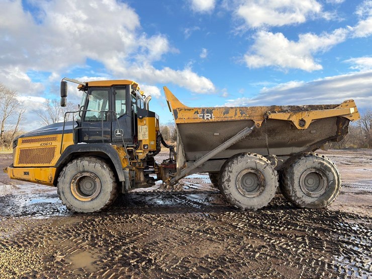 2019-deere-260e-image-1