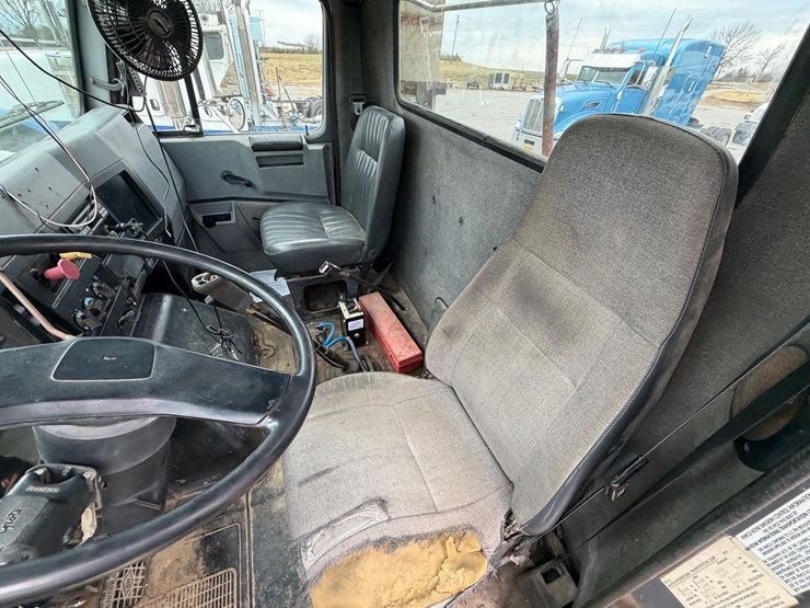 1995-international-8200-image-25